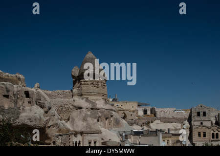 Goreme, situato tra la "fata camino' formazioni rocciose, è una città in Cappadocia, una regione storica della Turchia. Foto Stock