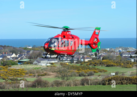 Welsh Air Ambulance frequentando Rta Amlwch Anglesey North Wales UK battenti G-Wass welsh aereo elicottero Foto Stock