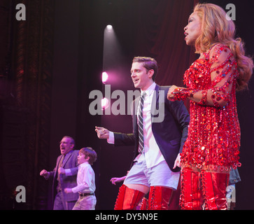 Billy Porter, Andy Kelso e cast eseguire sul palco durante il curtain call alla celebrazione dell anniversario del musical Kinky Boots Foto Stock