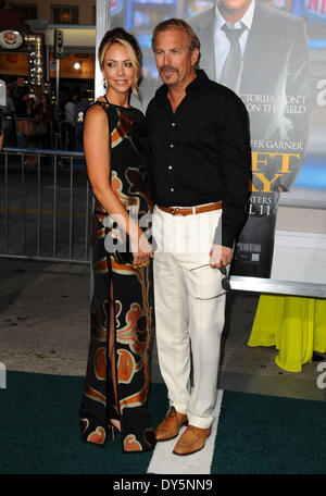 Los Angeles, California, USA. 7 apr, 2014. Kevin Costner, Christine Baumgartner frequentando il Los Angeles Premiere di ''Draft giorno'' tenuto presso il Regency Village Theatre di Westwood, la California il 7 aprile 2014. 2014 Credit: D. lunga/Globe foto/ZUMAPRESS.com/Alamy Live News Foto Stock