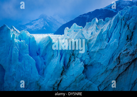 Il Ghiacciaio Perito Moreno è un ghiacciaio situato nel parco nazionale Los Glaciares nel sud-ovest di Santa Cruz provincia, Argentina. Foto Stock