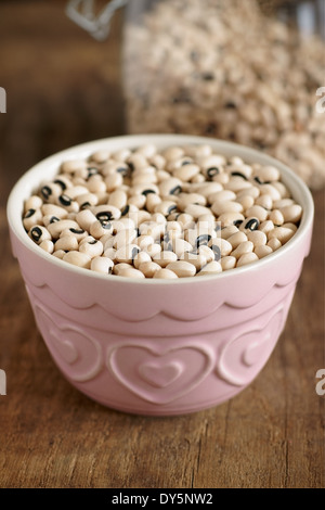 Black Eyed Peas in una ciotola rosa Foto Stock