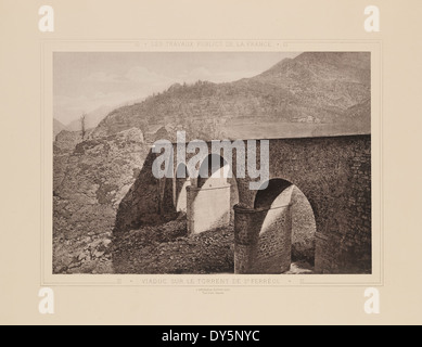 Il Viaduc sur le Torrent de St Ferreol è uno storico ponte ferroviario situato in Francia. Questo ponte attraversa il Torrent de St Ferreol ed è una parte importante della rete ferroviaria locale, che funge da elemento strutturale chiave per il sistema di trasporto nella regione. Foto Stock