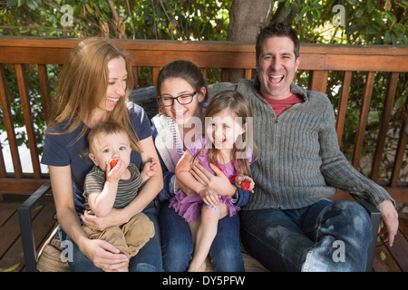 La famiglia felice rilassante sul portico Foto Stock