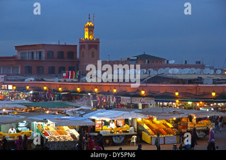 Piazza Djemma el Fna al crepuscolo, Marrakech, Marocco Foto Stock