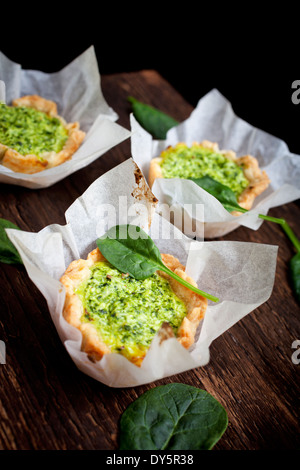 Torta di piccole dimensioni con spinaci e ricotta Foto Stock