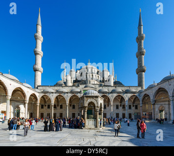 Istanbul. Il Cortile della moschea blu (Sultanahmet Camii), quartiere di Sultanahmet, Istanbul, Turchia Foto Stock