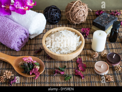 Spa con bagno naturale sale, candele, sapone, asciugamani e petali Foto Stock