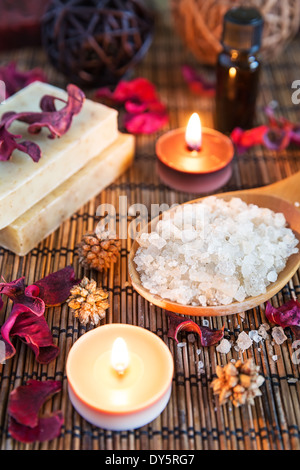 Spa con bagno naturale sale, candele, sapone, asciugamani e petali Foto Stock