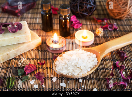 Spa con bagno naturale sale, candele, sapone, asciugamani e petali Foto Stock