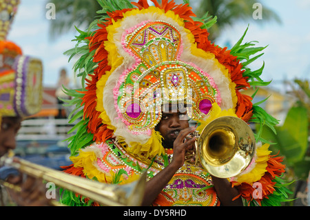 Trumpeter in abito di carnevale in una banda di Junkanoo giocando in una street parade a Nassau Bahamas Foto Stock