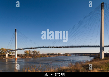 Stati Uniti d'America, Nebraska, Omaha, Bob Kerrey ponte pedonale attraverso il fiume Missouri Foto Stock