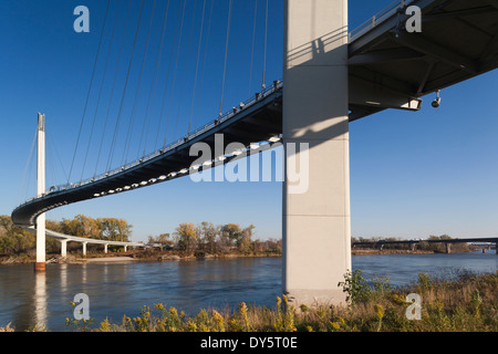 Stati Uniti d'America, Nebraska, Omaha, Bob Kerrey ponte pedonale attraverso il fiume Missouri Foto Stock