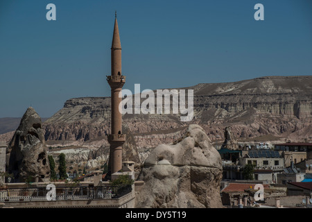 Goreme, situato tra la "fata camino' formazioni rocciose, è una città in Cappadocia, una regione storica della Turchia. Foto Stock