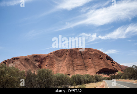 Ayers Rock road a Ayers Rock e il rock con il blu del cielo Foto Stock