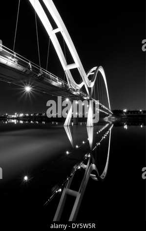 Infinito ponte sopra il Fiume Tees con la riflessione di notte tutto illuminato Foto Stock