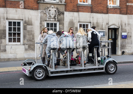 Hen party sulla birra una bici in London, England Regno Unito Regno Unito Foto Stock