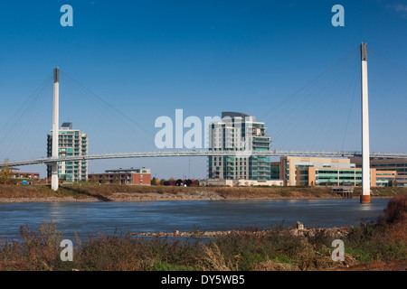 Stati Uniti d'America, Nebraska, Omaha, Bob Kerrey ponte pedonale attraverso il fiume Missouri Foto Stock