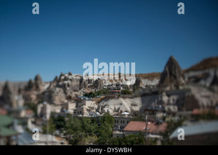 Goreme, situato tra la "fata camino' formazioni rocciose, è una città in Cappadocia, una regione storica della Turchia. Foto Stock