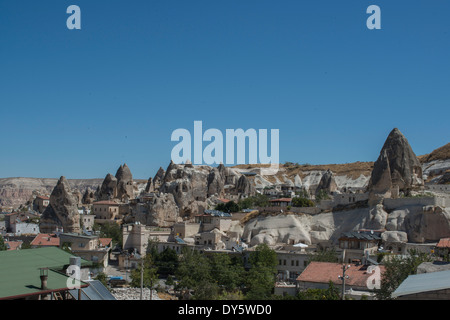 Goreme, situato tra la "fata camino' formazioni rocciose, è una città in Cappadocia, una regione storica della Turchia. Foto Stock