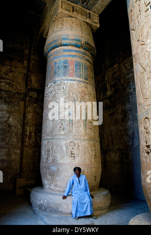 Tempio di Ramses III (1198-1167 a.C.) a Medinet Habu: rilievi su una colonna nel primo cortile Foto Stock