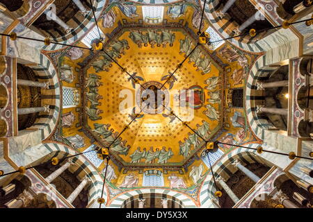 La Cattedrale di Aquisgrana cupola e il Barbarossa lampadario, Sito Patrimonio Mondiale dell'UNESCO, Aachen, Renania settentrionale-Vestfalia, Germania, Europa Foto Stock