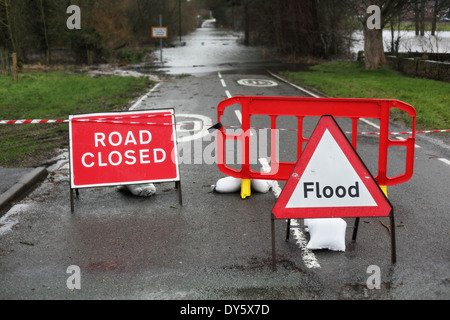 Strada chiusa e segno flood Foto Stock