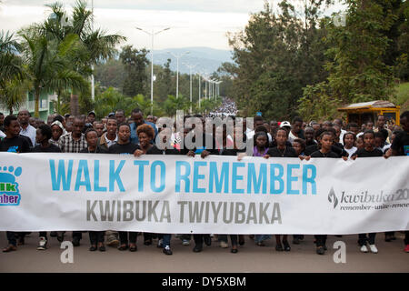 A Kigali, Ruanda. Il 7 aprile 2014. Ruandesi prendere parte in 'Kwibuka Twiyubaka a piedi da ricordare. Il cammino iniziato presso il parlamento ruandese e conclusa presso lo stadio Amahoro. Quest anno ricorre il ventesimo anniversario del genocidio contro i tutsi. Durante i circa 100 giorni dal 7 Aprile, 1994 a metà luglio, un importo stimato di 500.000 1.000.000 ruandesi sono stati uccisi, costituente tanto quanto il 20% della popolazione totale del paese e 70% dei Tutsi allora viventi in Ruanda. Credito: Tom Patano/Alamy Live News Foto Stock