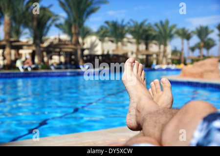 A prendere il sole in piscina Foto Stock