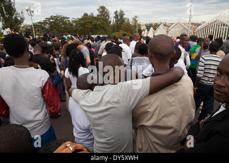 A Kigali, Ruanda. Il 7 aprile 2014. Ruandesi prendere parte in 'Kwibuka Twiyubaka a piedi da ricordare. Il cammino iniziato presso il parlamento ruandese e conclusa presso lo stadio Amahoro. Quest anno ricorre il ventesimo anniversario del genocidio contro i tutsi. Durante i circa 100 giorni dal 7 Aprile, 1994 a metà luglio, un importo stimato di 500.000 1.000.000 ruandesi sono stati uccisi, costituente tanto quanto il 20% della popolazione totale del paese e 70% dei Tutsi allora viventi in Ruanda. Credito: Tom Patano/Alamy Live News Foto Stock