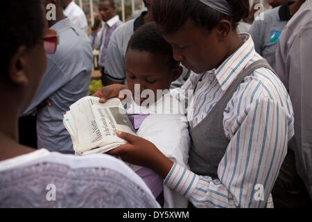 A Kigali, Ruanda. Il 7 aprile 2014. Ruandesi prendere parte in 'Kwibuka Twiyubaka a piedi da ricordare. Il cammino iniziato presso il parlamento ruandese e conclusa presso lo stadio Amahoro. Quest anno ricorre il ventesimo anniversario del genocidio contro i tutsi. Durante i circa 100 giorni dal 7 Aprile, 1994 a metà luglio, un importo stimato di 500.000 1.000.000 ruandesi sono stati uccisi, costituente tanto quanto il 20% della popolazione totale del paese e 70% dei Tutsi allora viventi in Ruanda. Credito: Tom Patano/Alamy Live News Foto Stock