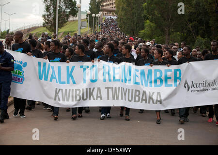 A Kigali, Ruanda. Il 7 aprile 2014. Ruandesi prendere parte in 'Kwibuka Twiyubaka a piedi da ricordare. Il cammino iniziato presso il parlamento ruandese e conclusa presso lo stadio Amahoro. Quest anno ricorre il ventesimo anniversario del genocidio contro i tutsi. Durante i circa 100 giorni dal 7 Aprile, 1994 a metà luglio, un importo stimato di 500.000 1.000.000 ruandesi sono stati uccisi, costituente tanto quanto il 20% della popolazione totale del paese e 70% dei Tutsi allora viventi in Ruanda.© Alamy Foto Stock