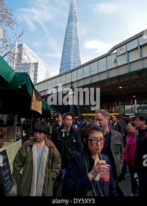 I turisti cinesi in visita a Borough Market e la vista delle Shard, London Bridge, Southwark, Londra, Regno Unito KATHY DEWITT Foto Stock