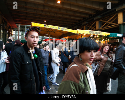 Giovani turisti cinesi in visita a Borough Market nelle vicinanze del Londra London Bridge, Southwark, Londra, Regno Unito KATHY DEWITT Foto Stock