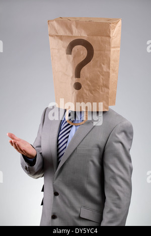 Anonimo imprenditore con sacchetto di carta sulla sua testa Foto Stock