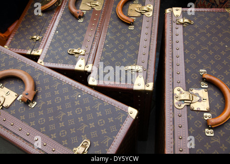 Grande Louis Vuitton valigie in vendita presso il Mercato di Portobello su Ladbroke Gardens - Londra W11 - REGNO UNITO Foto Stock