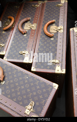 Grande Louis Vuitton valigie in vendita presso il Mercato di Portobello su Ladbroke Gardens - Londra W11 - REGNO UNITO Foto Stock