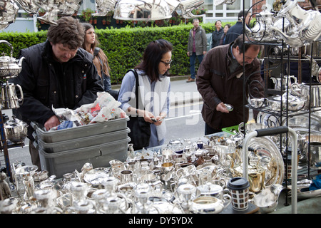 Stallholders antiquariato di Portobello Market - London W11 - REGNO UNITO Foto Stock