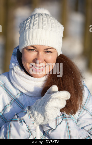 Ritratto di donna in abiti invernali in presenza di luce solare Foto Stock