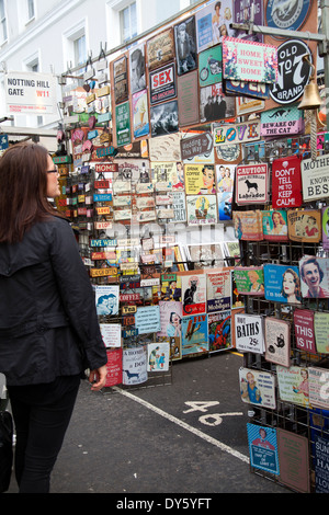 Il Mercato di Portobello - Vintage segni di riproduzione in stallo - London W11 - REGNO UNITO Foto Stock