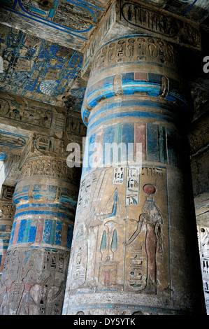 Tempio di Ramses III (1198-1167 a.C.) a Medinet Habu: rilievi colorati sulla colonna nel primo cortile Foto Stock