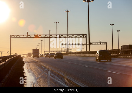 Anello stradale con vetture di sagome durante il tramonto Foto Stock