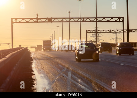 Anello stradale con sagome di veicoli durante sundawn Foto Stock