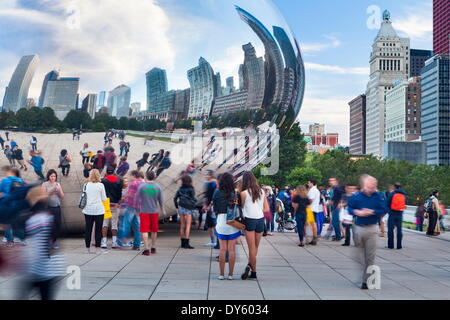 Il Cloud Gate scultura in Millenium Park di Chicago, Illinois, Stati Uniti d'America, America del Nord Foto Stock