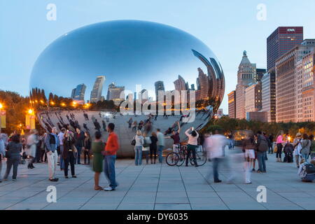 Il Cloud Gate scultura in Millenium Park di Chicago, Illinois, Stati Uniti d'America, America del Nord Foto Stock