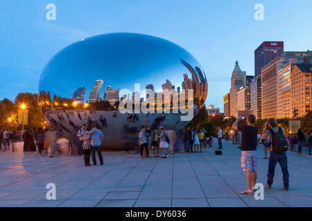 Il Cloud Gate scultura in Millenium Park di Chicago, Illinois, Stati Uniti d'America, America del Nord Foto Stock