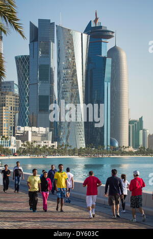 Nuovo skyline del West Bay quartiere finanziario centrale di Doha, in Qatar, Medio Oriente Foto Stock