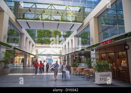 Le persone all'interno Atrium on Takutai shopping mall di Britomart precinct, Auckland, Isola del nord, Nuova Zelanda, Pacific Foto Stock