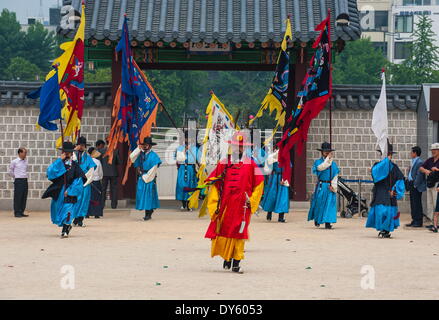 Cerimonia del cambio della guardia, il Palazzo Gyeongbokgung, Seoul, Corea del Sud, Asia Foto Stock