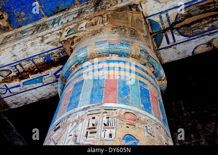Tempio di Ramses III (1198-1167 a.C.) a Medinet Habu: rilievi colorati sulla colonna nel primo cortile Foto Stock
